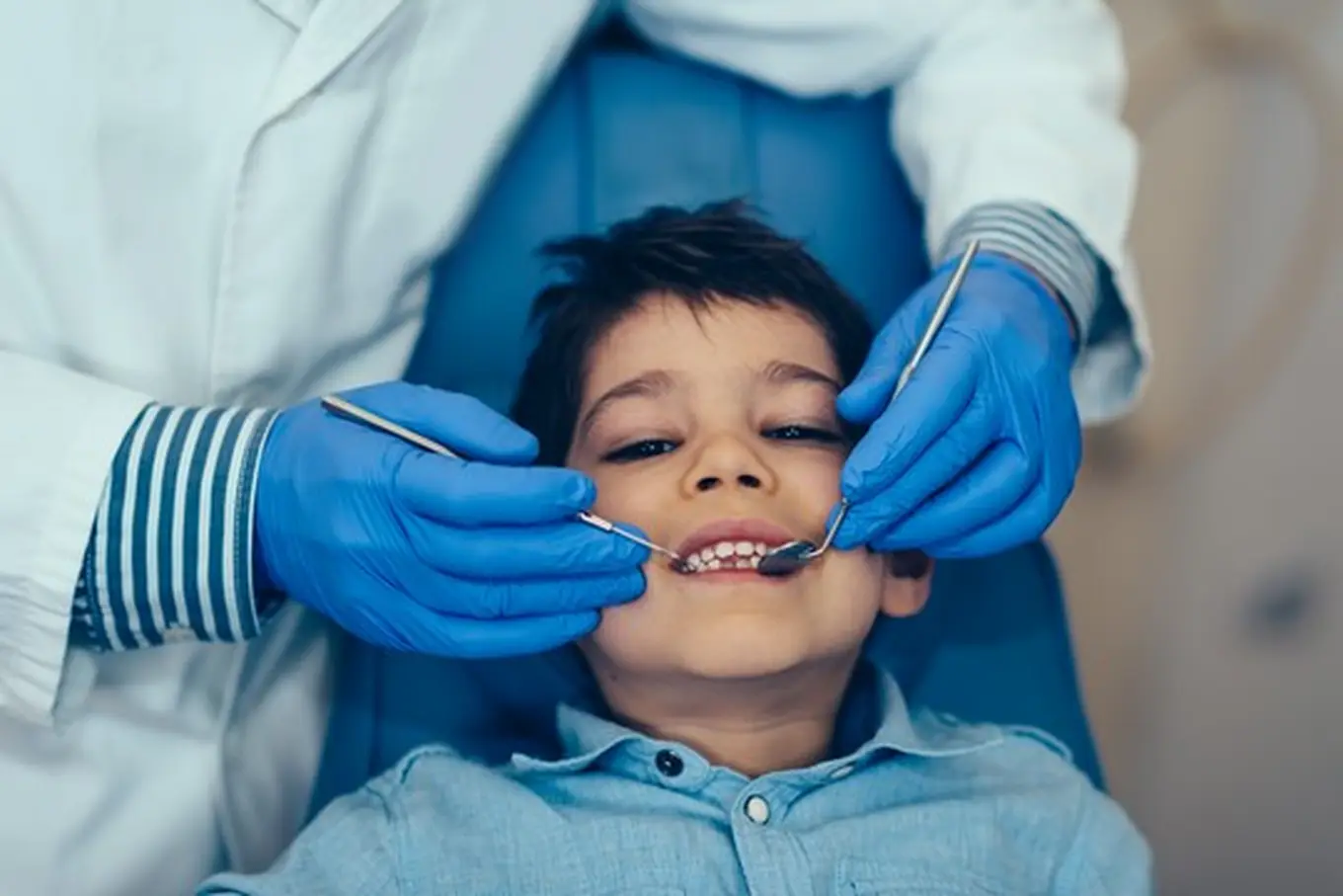 chłopiec u dentysty